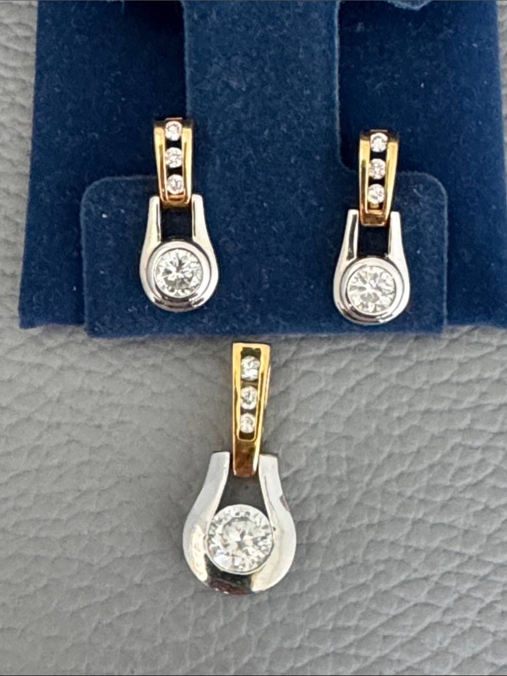SILVER & GOLD TONE LARGE CUBIC ZIRCONIA LIKE STONES PENDANT & PIERCED EARRINGS